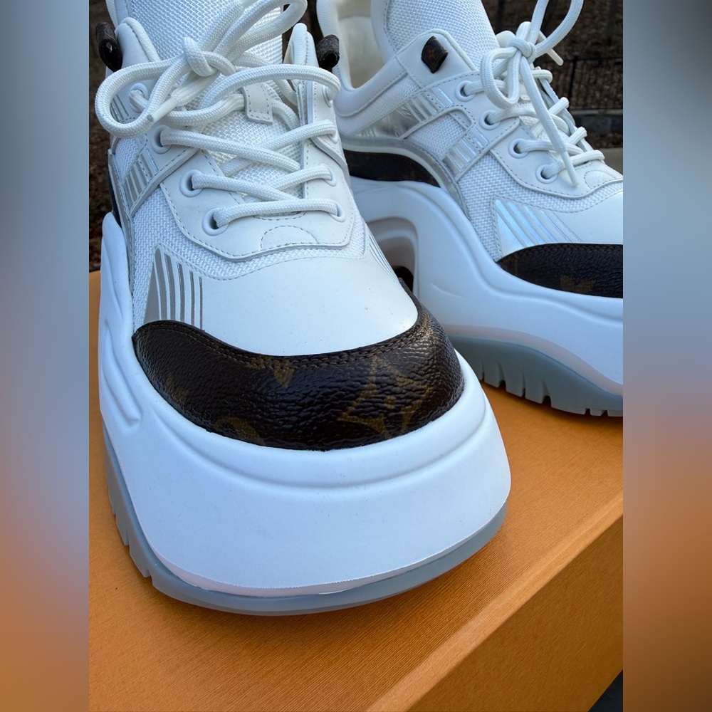 Louis Vuitton White Sneakers with Brown Monogram Toe Panels - Picture 3 of 12